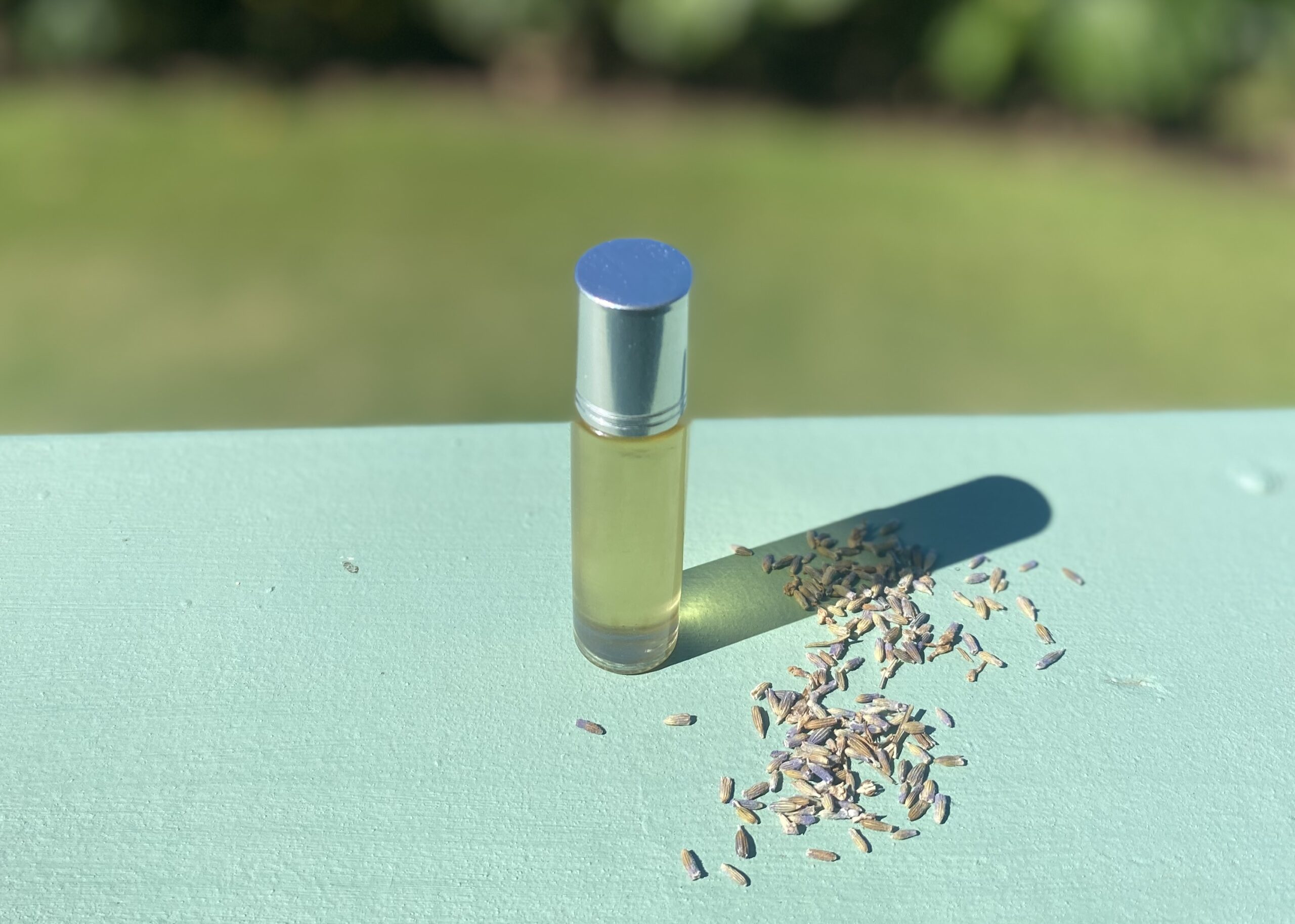 MY24/7 calm mind oil with lavender, shankapushpi, morning glory, brahmi, herb of grace in sesame and sunflower oil blend. Ayurvedic oil by Red Pantz